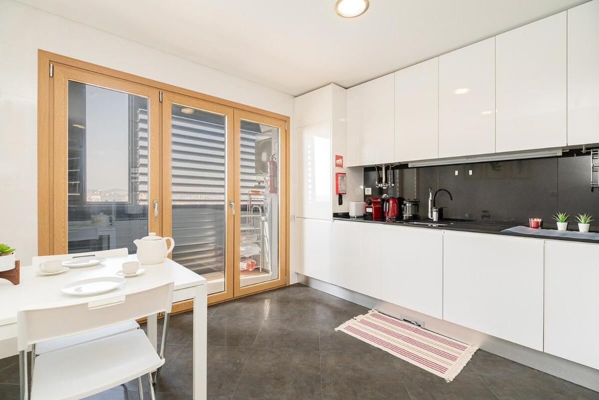 Modern Deco With Balcony Apartment Lisbon